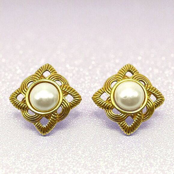 Vintage Avon Earrings Gold Tone Imitation Pearl Cabochon Square Knot Pierced - Picture 1 of 7